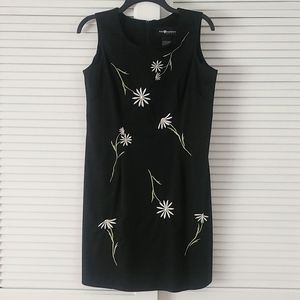 Sag Harbor Sheath Dress  Size 6.  Black w/White & Lime Daisy Embroidered